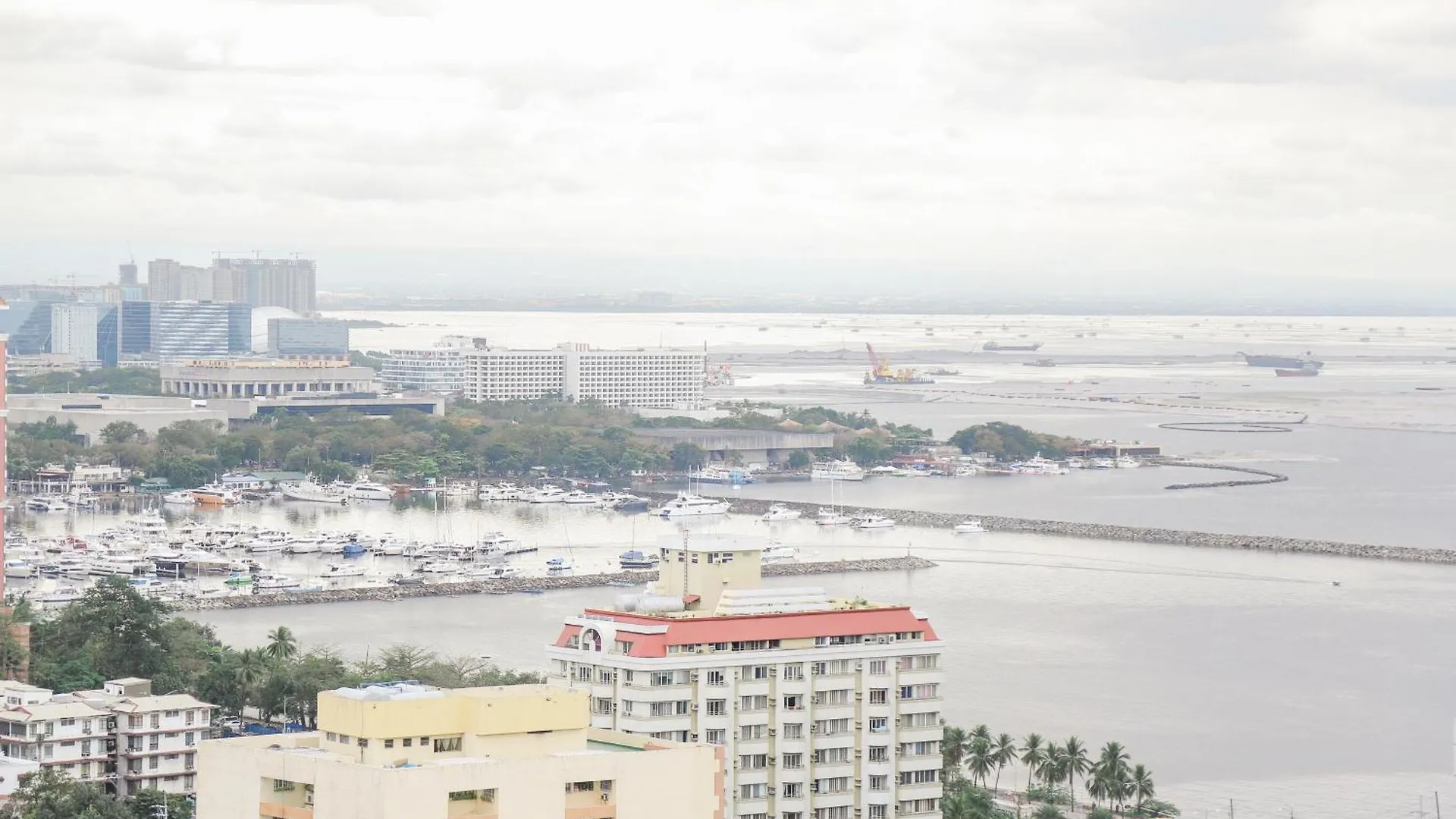Pacific Bay Grand Suites Manila 3*,